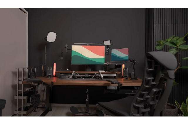 【デスクツアー】妥協なしで作り上げたデスク周り！「フレキシブルトリプルモニター」の使い勝手にも脱帽 画像