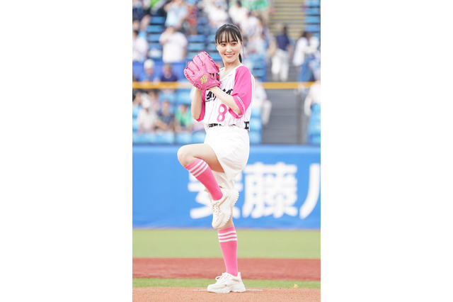 菅井友香がミニ丈パンツスタイルで始球式に登場、‟アイドルらしい”投球フォームを披露 画像