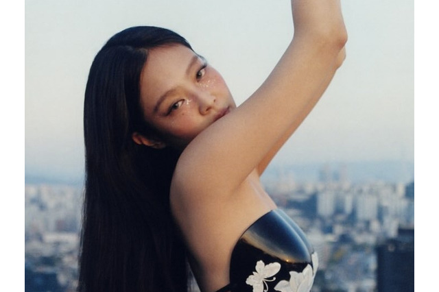 スケスケ衣装で物議呼んだBLACKPINK・ジェニー、胸元と腹筋を強調PHOTO公開 画像