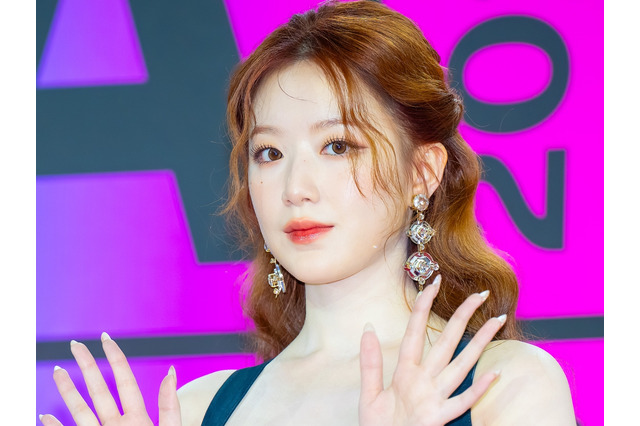 一瞬何も着ていないかと…i-dle・シュファ、“大胆ドレス姿”に視線釘付け「おかしくなりそう」【PHOTO】 画像