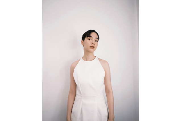 のん、ノースリーブコーデの