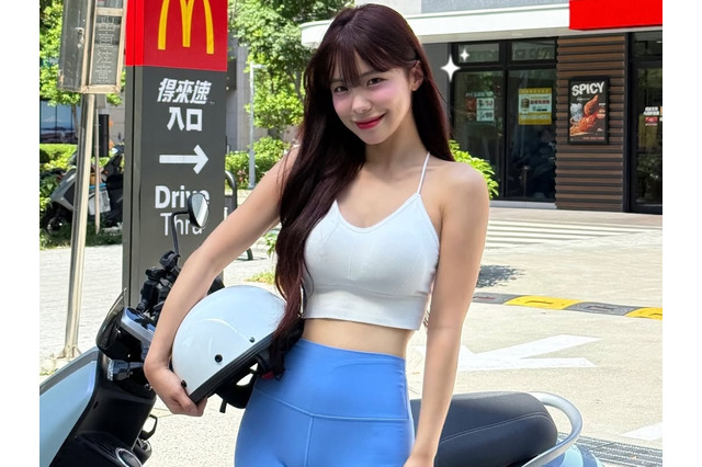 こんな薄着で大丈夫？韓国チアガール、大胆レギンスの“バイク女子”に変身「スタイルが素晴らしい」【PHOTO】 画像