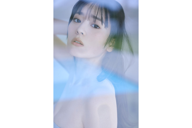 超ときめき♡宣伝部・坂井仁香、2nd写真集が発売決定!美谷間のぞくチューブトップのビジュアルを披露 画像