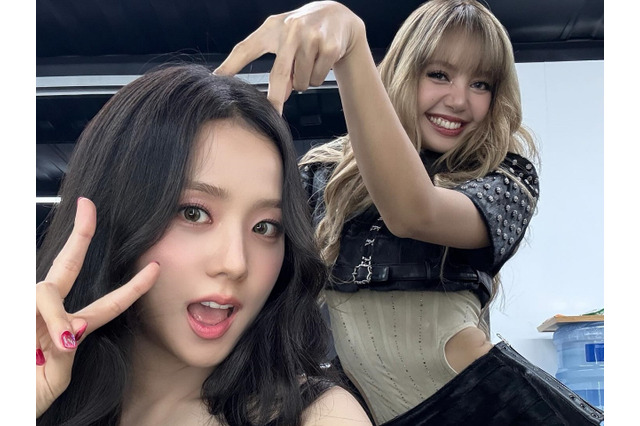 BLACKPINK・ジス、メンバーたちとじゃれ合うトロント公演の裏側を公開【PHOTO】 画像