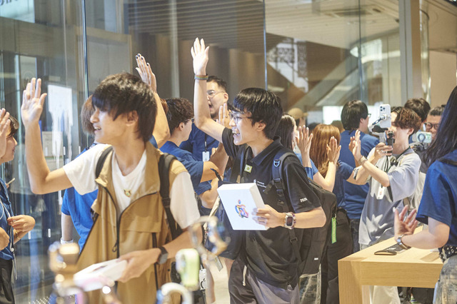 2,000名以上が入店待ちの大行列！「Apple 梅田」がついにオープン 画像