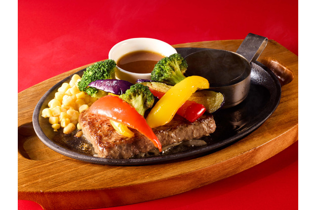 ココス、夏野菜たっぷりのせた「ビーフハンバーグステーキ」が8月1日から登場 画像