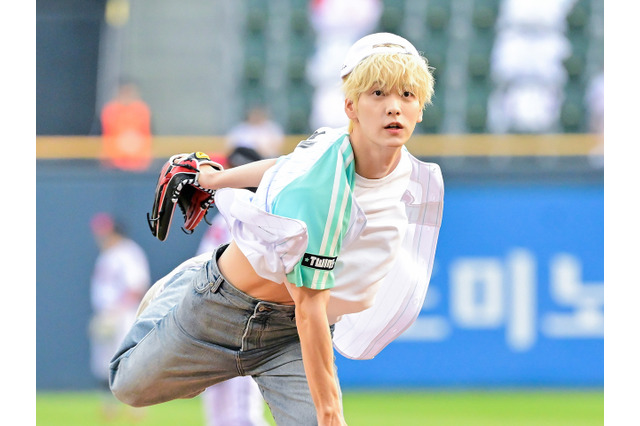 チラ見えの腹筋に目が行く…TXT・スビン、韓国プロ野球の始球式で豪快ピッチング披露！【PHOTO】 画像