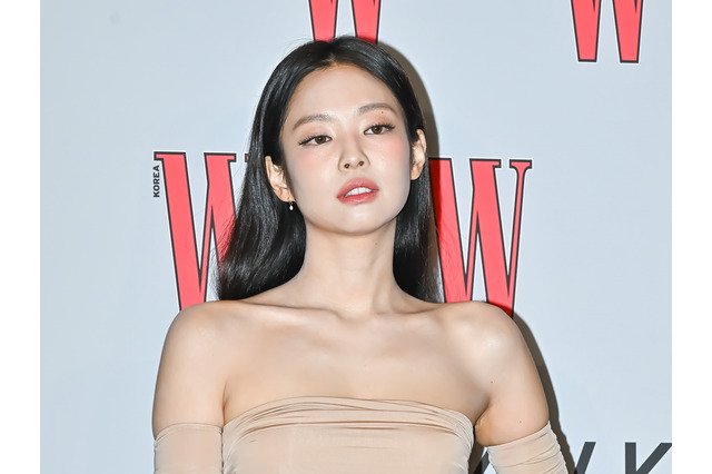 “胸元パックリ”大胆衣装も…BLACKPINK・ジェニー、美貌輝くNY公演舞台裏ショット【PHOTO】 画像