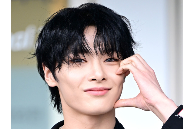 Stray Kids・I.N、黒髪✕陶器肌の成熟した魅力でファンを虜に「かっこよさについていけない」【PHOTO】 画像