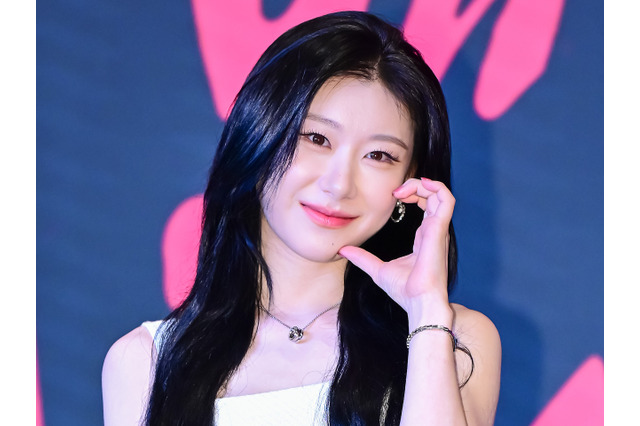 ITZY・チェリョン、ドキドキする距離感のベッド寝そべりSHOT「何回でも恋に落ちる」【PHOTO】 画像