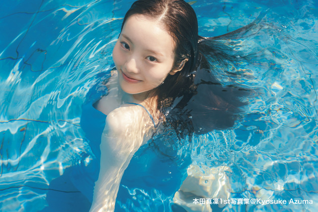 本田真凜、ドレス着たままプールにダイブ！本人念願のショットが実現 画像