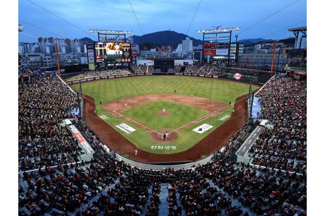 “世界初”を謳った韓国球場、オープン約4カ月でトラブル続出　プール付き観客席の水しぶき問題に看板落下事故まで 画像