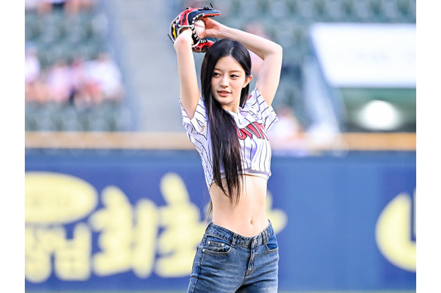 驚異の“極細ウエスト”に韓国プロ野球ファンも釘付け！ILLIT・ミンジュ、大胆フォームの始球式で球場魅了【PHOTO】 画像