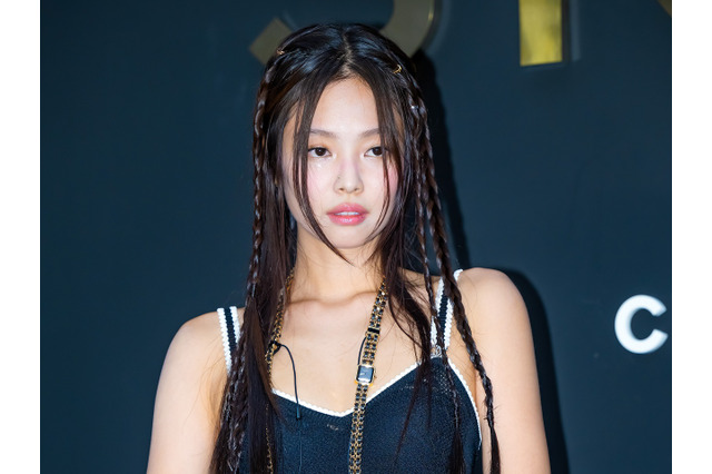 見えちゃいそう…BLACKPINK・ジェニー、スリップドレスで大胆ポーズ「歴代級」「すごすぎる」【PHOTO】 画像