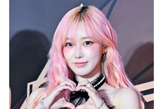 「脚なっが」aespa・ジゼル、ミニ丈パンツから伸びる美脚…完璧スタイルに視線釘付け！【PHOTO】 画像