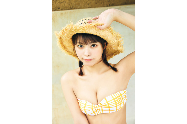 “特撮美女”宮崎あみさ、3年ぶり水着グラビアで美バスト披露！『FLASH』表紙に登場 画像