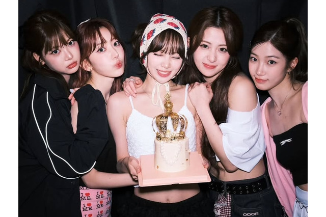 LE SSERAFIMの“愛されリーダー”チェウォンが25歳に！メンバーと祝う“お誕生日ショット”が話題に【PHOTO】 画像