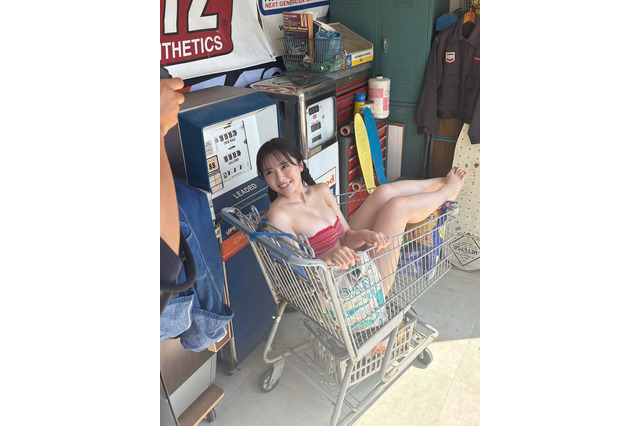 西野夢菜、夏っぽく元気な水着グラビア！カートに入った大胆オフショ公開 画像