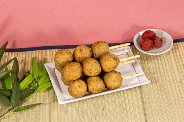 ファミリーマート、定番商品「鶏つくね串」に“梅しそ味”が登場！12日より販売開始 画像