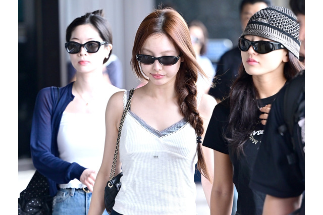 TWICE、個性光る“夏コーデ”で日本へ出国！爽やか空港ファッション披露【PHOTO】 画像