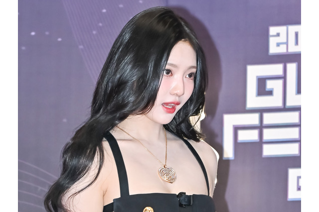 衣装が話題を集めるaespa・ニンニン、攻めたドレスで見せた圧巻美貌【PHOTO】 画像