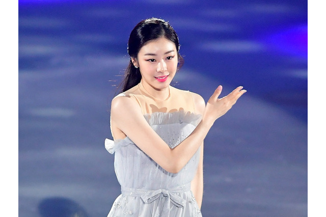 キム・ヨナ、肩まる出し出しの挑発ポーズ&美しさで圧巻【PHOTO】 画像