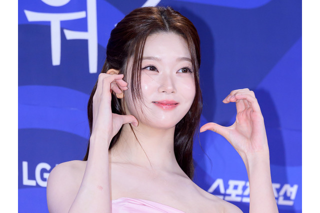 Billlieの日本人メンバー・ツキ、胸元が大胆に開いたトップスで妖艶な魅力披露【PHOTO】 画像