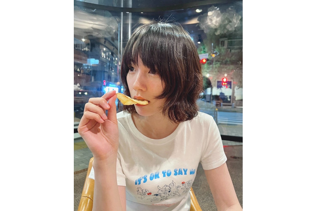 のん、夏らしい肩上ボブヘアにイメチェン！ポテチ頬張るラフな姿公開 画像