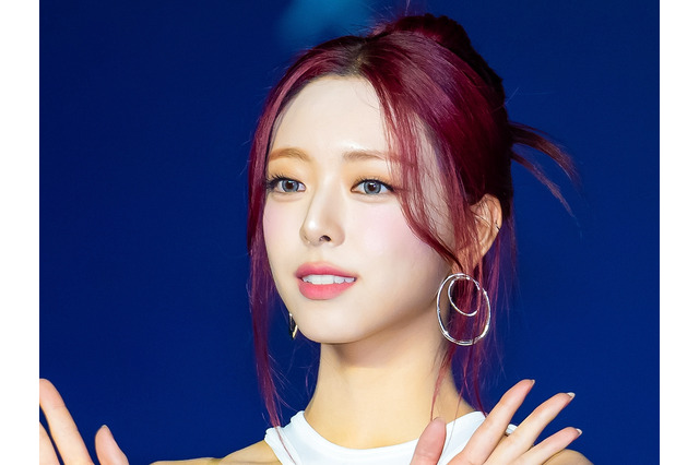 「骨格ONE PIECE」で話題に！ITZY・ユナ、くびれ際立つ“異次元スタイル”に視線釘付け【PHOTO】 画像