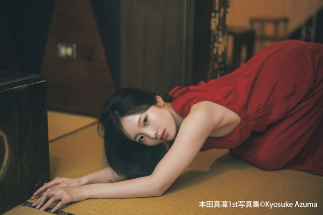 本田真凜、大人っぽい赤ドレス姿で妖艶な表情見せる!台湾のレトロ喫茶&バーで撮影 画像