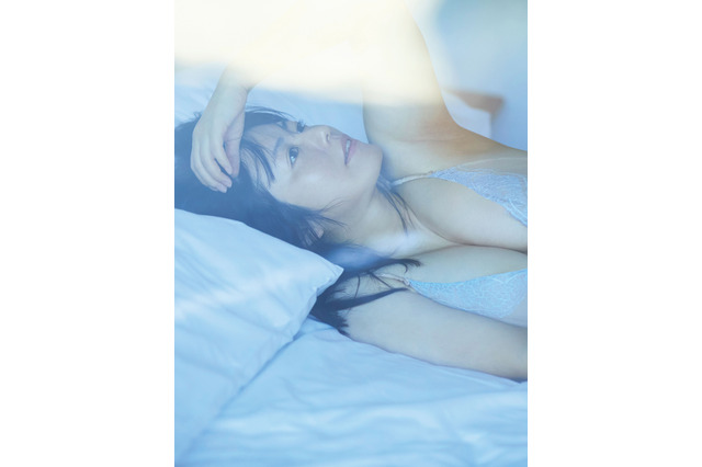 磯山さやか、モーテル窓越しに美谷間チラリ！デビュー25周年写真集より“とっておき”ショット披露 画像