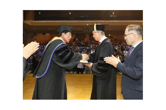 鳩山由紀夫元首相、韓国大学から名誉博士号を授与　「日本の生きた良心」と現地メディア紹介 画像