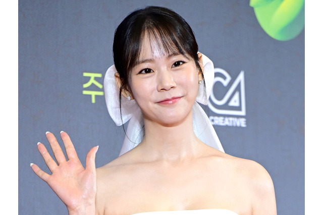 “19禁時代劇”出演が話題のKARA・スンヨン、制服風コーデで年齢不詳の美貌披露「高校生かと…」【PHOTO】 画像