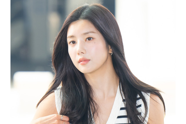 胸元のボタン弾けそう…伝説的アイドルグループのリーダーを務めた韓国歌手、グラマラス私服に熱視線 画像