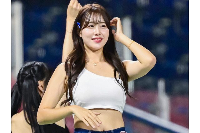 直視できない…韓国チア、キケンな前屈みスイムウェアに反響爆発「ボリュームがスゴイ」「魅力的すぎ」【PHOTO】 画像