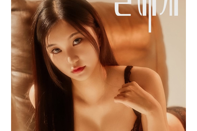 アンダーウェア姿で男性と密着も…韓国の美しき女性歌手、大胆すぎる新曲ジャケット写真が話題 画像
