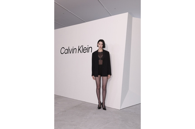 三吉彩花、胸元透けた大胆ブラトップコーデで登場！「カルバンクライン原宿」にセレブリティ13名が集結 画像
