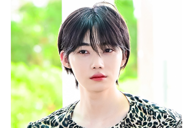 THE BOYZ・ニュー、ヒョウ柄Tシャツで存在感抜群!唯一無二のファッションセンスを披露【PHOTO】 画像