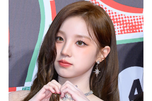 露出度高すぎない?i-dle・ウギ、腰までざっくり開いた“背中丸見え”衣装にファン衝撃【PHOTO】 画像
