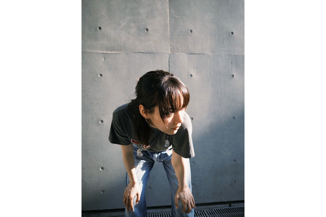 のん、全国ツアーのリハ中オフショを披露！西日をにらむ姿が「カッコいい」と話題に 画像