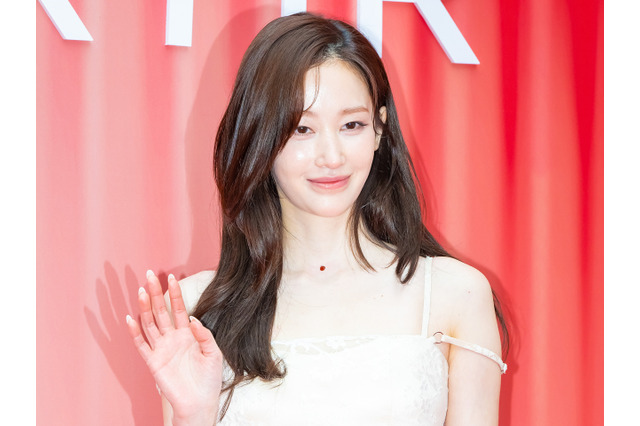 大谷翔平も目撃した“レギンス始球式”を披露した韓国女優、背中露わなレースドレスで艶やかに【PHOTO】 画像