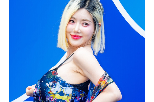 “日本で胸触られ”大騒動に　DJ SODAがファッションイベントに登場！大胆網タイツ衣装で観客魅了【PHOTO】 画像