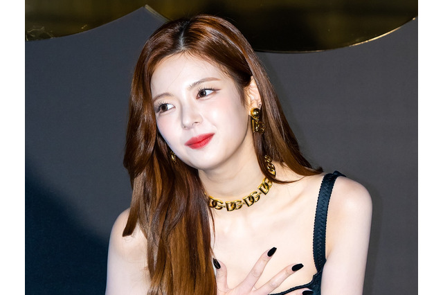 胸元にスリット…ITZY・リア、アイドルらしからぬ大胆衣装に視線釘付け「やばい」【PHOTO】 画像