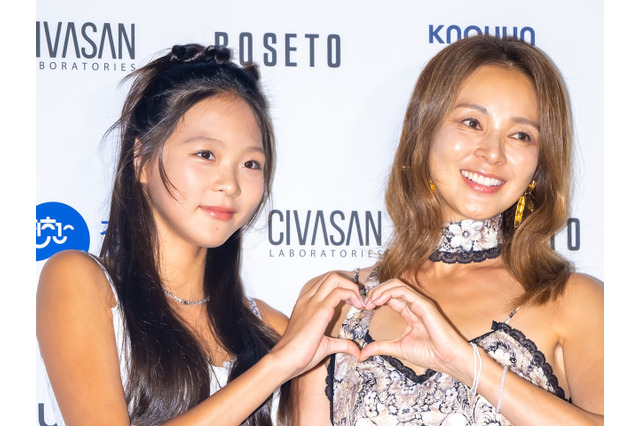 秋山成勲の娘サラン(13)、韓国で母SHIHOと“モデルオーラ”放つ!ファッションウィークに参加【PHOTO】 画像