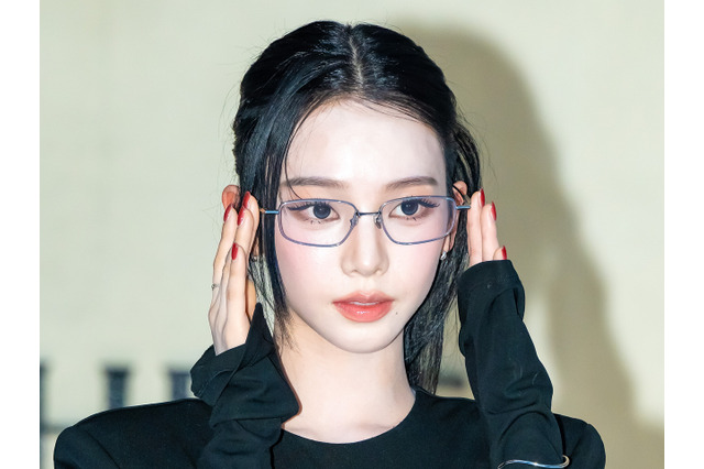 aespa・カリナ、スリットの入った細身黒ワンピで際立つ華奢さ…異次元の美貌で視線強奪【PHOTO】 画像