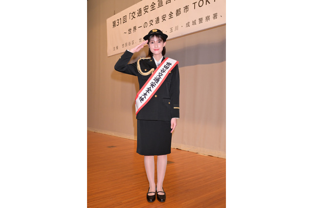 玉田志織、世田谷交通安全大使に就任!可愛すぎる警察官制服姿を披露 画像