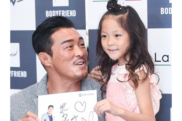 本当に13歳？秋山成勲とSHIHOの娘サランちゃん、170cmのモデル体型に成長　「うれしいのに、なぜか寂しい」 画像