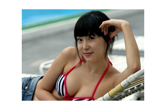 異例の“豊胸否定”会見で大バズりした韓国女性歌手、ワキまで披露した「19年前の出来事」を振り返る 画像