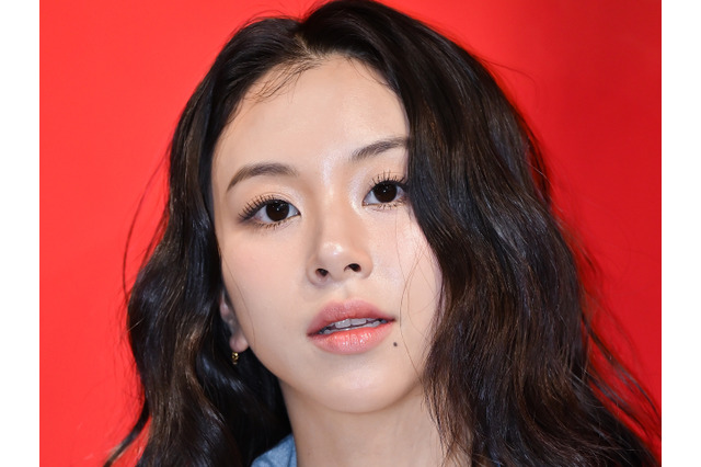 TWICE・チェヨン、“妖精”のようなビジュアル！ソロデビュー曲『SHOOT (Firecracker)』MV撮影ビハインド公開 画像