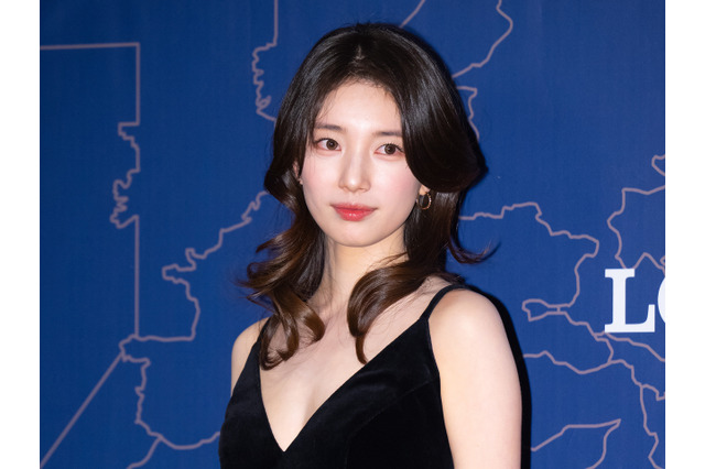 女優スジ、ぴったりドレスで見せた成熟した色香…美しさの極みを体現した表紙から目が離せない【PHOTO】 画像